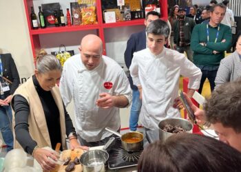 Helio Flores sorprende en Madrid Fusión con su «Carrillera de pachucho» presentada por Los Álamos Laboratorio Gastronómico
