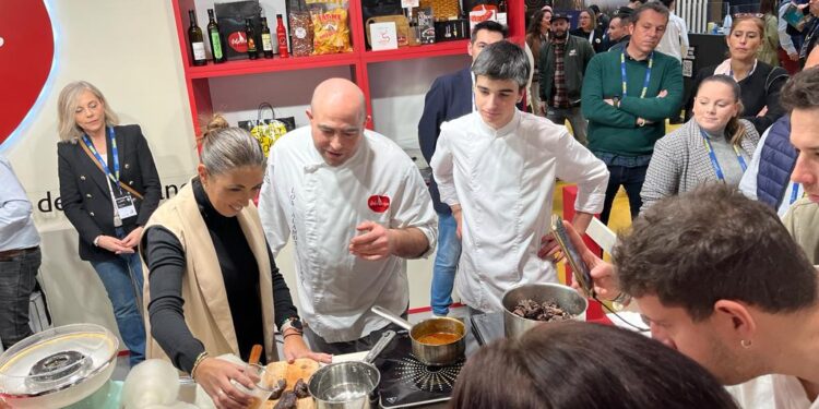Helio Flores sorprende en Madrid Fusión con su «Carrillera de pachucho» presentada por Los Álamos Laboratorio Gastronómico