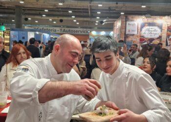 Helio Flores sorprende en Madrid Fusión con su «Carrillera de pachucho» presentada por Los Álamos Laboratorio Gastronómico