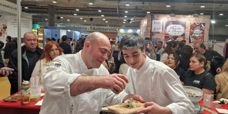 Helio Flores sorprende en Madrid Fusión con su «Carrillera de pachucho» presentada por Los Álamos Laboratorio Gastronómico