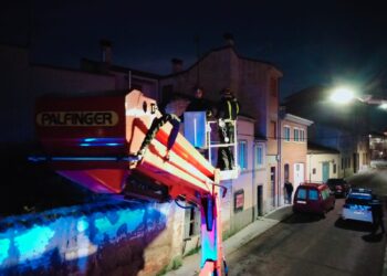 Bomberos de Peñaranda intervienen en un inmueble de la calle Honda de la localidad ante una inminente amenaza de derrumbe
