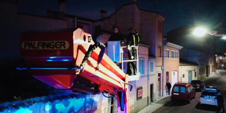 Bomberos de Peñaranda intervienen en un inmueble de la calle Honda de la localidad ante una inminente amenaza de derrumbe