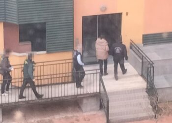 Encuentran a un joven fallecido en su casa del edificio Infanta Leonor, en Peñaranda, donde han ido los servicios de emergencia