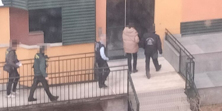 Encuentran a un joven fallecido en su casa del edificio Infanta Leonor, en Peñaranda, donde han ido los servicios de emergencia