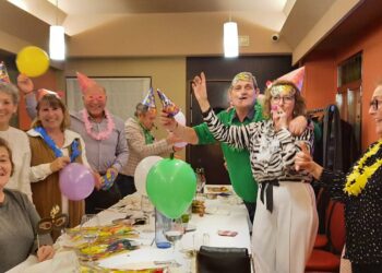 La peña La Cabra sigue fiel a su costumbre de celebrar la cena y cotillón del día de Reyes en Peñaranda desde hace 43 años