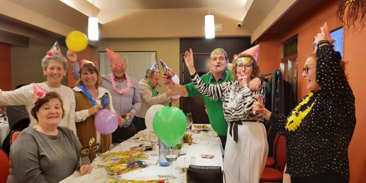 La peña La Cabra sigue fiel a su costumbre de celebrar la cena y cotillón del día de Reyes en Peñaranda desde hace 43 años