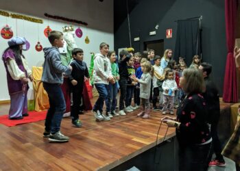 Macotera recibe la visita del rey Melchor y sus pajes que han recogido las cartas de los niños en el centro cultural Santa Ana