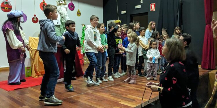Macotera recibe la visita del rey Melchor y sus pajes que han recogido las cartas de los niños en el centro cultural Santa Ana