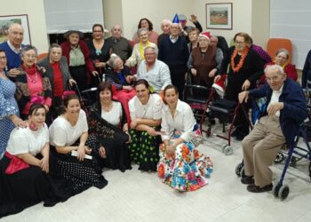 El grupo de sevillanas de Macotera ofrece sus bailes en estas fiestas en las dos residencias de mayores de la localidad