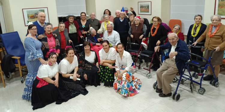 El grupo de sevillanas de Macotera ofrece sus bailes en estas fiestas en las dos residencias de mayores de la localidad