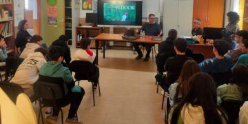 El ilustrador salmantino Tomás Hijo realiza un taller con los alumnos del CEO Miguel Delibes de Macotera