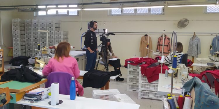 TVE y el programa «Aquí hay trabajo» vuelven a la comarca y recogen la labor de la cooperativa Macotextil de Macotera