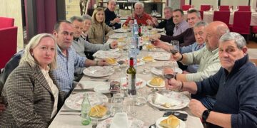 Un grupo de amigos de Peñaranda y Nava de Sotrobal celebran San Sebastián y comparten mesa y mantel en Las Cabañas