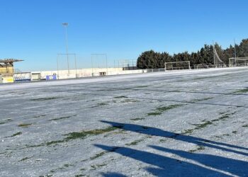 Partidos de fútbol suspendidos en Peñaranda y cientos de kilos de sal para devolver la normalidad a las calles del municipio