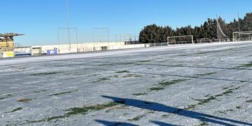 Partidos de fútbol suspendidos en Peñaranda y cientos de kilos de sal para devolver la normalidad a las calles del municipio