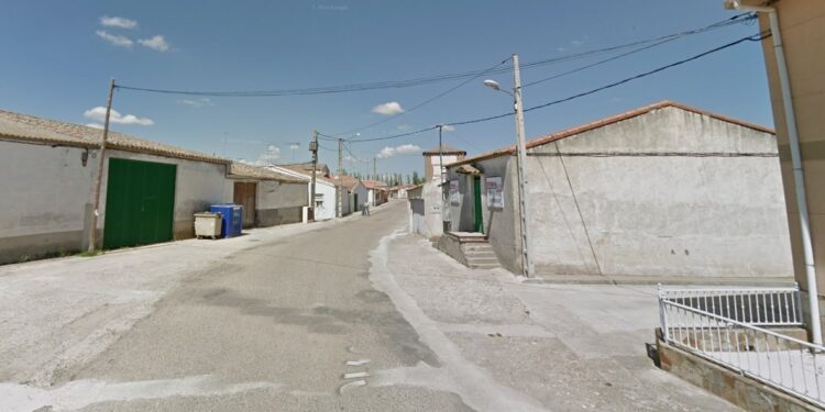 Extraño suceso en Palaciosrubios: dos jóvenes llaman a una vivienda en plena madrugada y piden agua a la propietaria