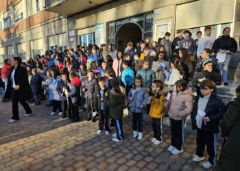 La comunidad educativa del colegio La Encarnación celebra en Peñaranda el Día de la Paz con una concentración y un manifiesto