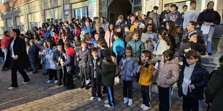 La comunidad educativa del colegio La Encarnación celebra en Peñaranda el Día de la Paz con una concentración y un manifiesto