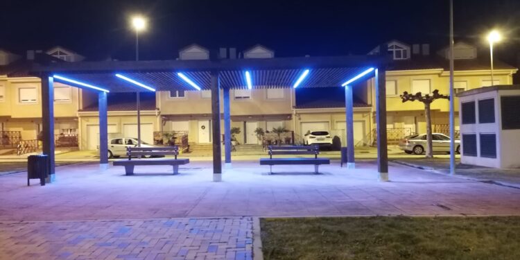 Nueva imagen para la plaza de las Culturas en Peñaranda con una pérgola de madera iluminada con led, bancos y papeleras