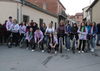 Animada tarde de quint@s en Villaflores con la carrera de cintas en bicicleta y los ánimos y aplausos de los vecinos del pueblo