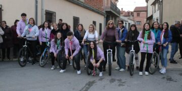 Animada tarde de quint@s en Villaflores con la carrera de cintas en bicicleta y los ánimos y aplausos de los vecinos del pueblo