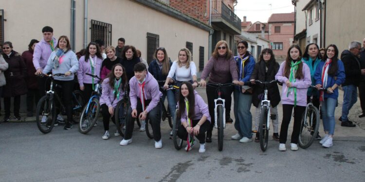 Animada tarde de quint@s en Villaflores con la carrera de cintas en bicicleta y los ánimos y aplausos de los vecinos del pueblo