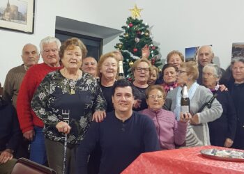Rágama celebra la Navidad con un bingo benéfico, magia y una animada fiesta en la sede de la asociación de mayores