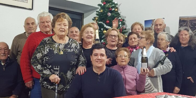 Rágama celebra la Navidad con un bingo benéfico, magia y una animada fiesta en la sede de la asociación de mayores