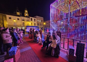 Primera parada de Melchor, Gaspar y Baltasar en Peñaranda y largas colas en la plaza de la Constitución para saludarles