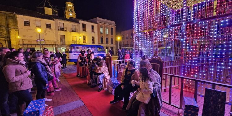Primera parada de Melchor, Gaspar y Baltasar en Peñaranda y largas colas en la plaza de la Constitución para saludarles