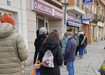 Fieles al Roscón de Reyes: largas colas en Peñaranda para adquirir el producto estrella que cierra las celebraciones navideñas