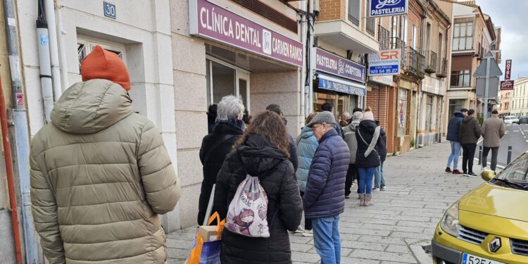 Fieles al Roscón de Reyes: largas colas en Peñaranda para adquirir el producto estrella que cierra las celebraciones navideñas