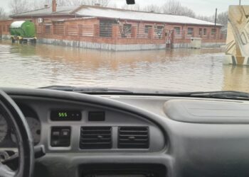 El Margañán «acorrala» la residencia de mayores de Tordillos y el río Almar, en nivel amarillo a su paso por la localidad de Alconada