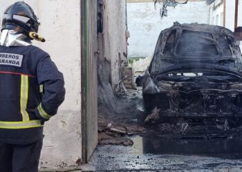 El fuego calcina un vehículo en Ventosa del Río Almar y obliga a intervenir a varias dotaciones de Bomberos y Guardia Civil