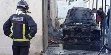 El fuego calcina un vehículo en Ventosa del Río Almar y obliga a intervenir a varias dotaciones de Bomberos y Guardia Civil