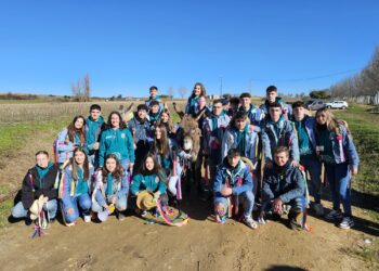 Villoria recibe con sol a los quintos para vivir de cerca la carrera de cintas a lomos de un burro en el camino de San Benito