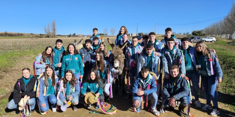 Villoria recibe con sol a los quintos para vivir de cerca la carrera de cintas a lomos de un burro en el camino de San Benito