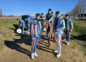 Villoria recibe con sol a los quintos para vivir de cerca la carrera de cintas a lomos de un burro en el camino de San Benito