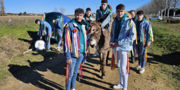 Villoria recibe con sol a los quintos para vivir de cerca la carrera de cintas a lomos de un burro en el camino de San Benito