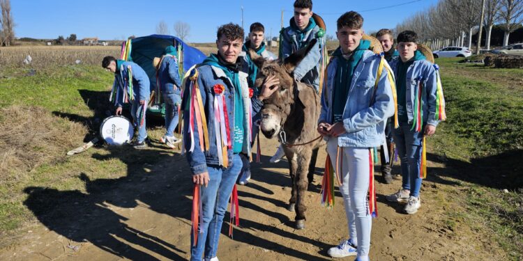 Villoria recibe con sol a los quintos para vivir de cerca la carrera de cintas a lomos de un burro en el camino de San Benito