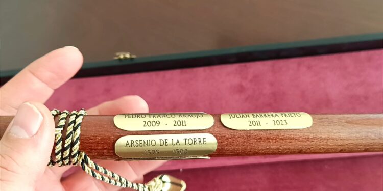 Villoria restaura el bastón de mando y perpetúa en él la memoria de todos los alcaldes de la villa durante la etapa democrática
