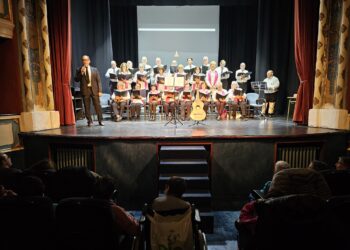 Noche de música y solidaridad con Acopedis en el recital del coro popular de Villoruela en el centenario teatro Calderón