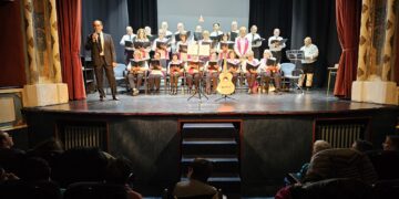 Noche de música y solidaridad con Acopedis en el recital del coro popular de Villoruela en el centenario teatro Calderón