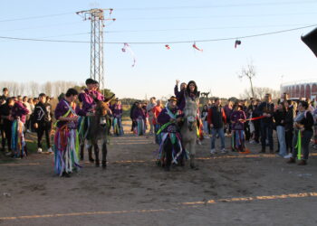 Los quintos y quintas de Cantalpino corren las cintas a lomos de un burro entre los ánimos y aplausos de vecinos y familiares
