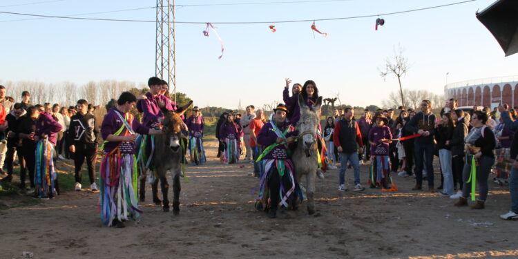 Los quintos y quintas de Cantalpino corren las cintas a lomos de un burro entre los ánimos y aplausos de vecinos y familiares
