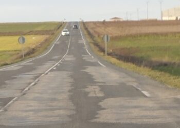 El PSOE vuelve «a la carga» para exigir el arreglo de la carretera SA-105 de Peñaranda al límite con Ávila antes del 30 de junio