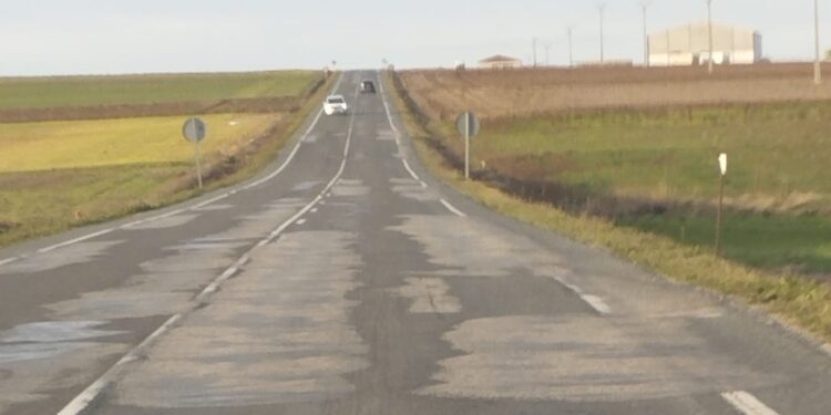 El PSOE vuelve «a la carga» para exigir el arreglo de la carretera SA-105 de Peñaranda al límite con Ávila antes del 30 de junio