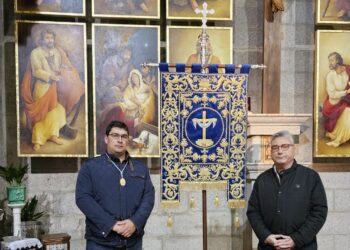 La cofradía peñarandina de la Vera Cruz estrena un estandarte donado gracias a la colaboración de familias del barrio de San Luis