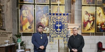 La cofradía peñarandina de la Vera Cruz estrena un estandarte donado gracias a la colaboración de familias del barrio de San Luis