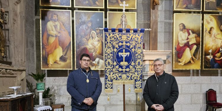 La cofradía peñarandina de la Vera Cruz estrena un estandarte donado gracias a la colaboración de familias del barrio de San Luis